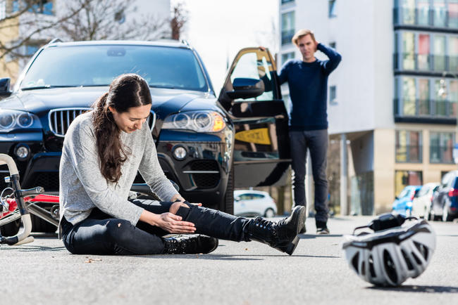 Jeune femme cylciste renversée par une voiture