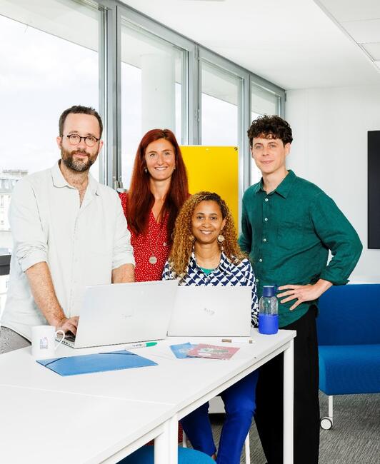 4 collaborateurs en atelier de travail