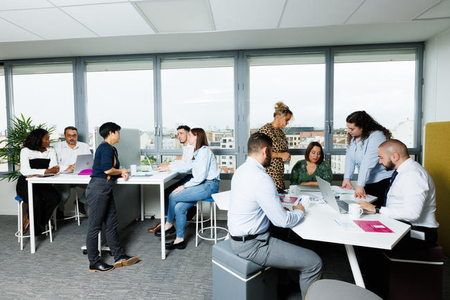 Collaborateurs en train de travailler