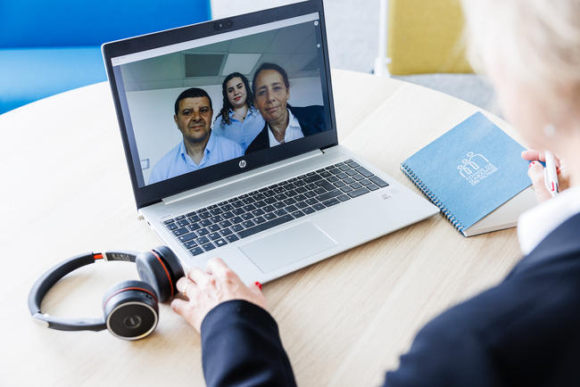 Personne en visioconférence en télétravail