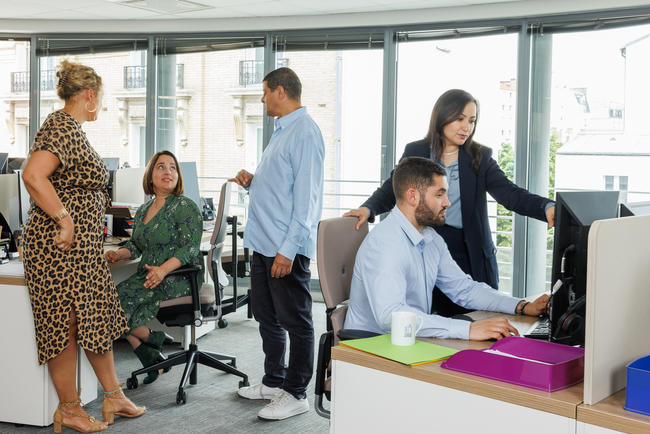 Plusieurs collègues de travail en échange