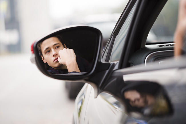 jeune homme en voiture