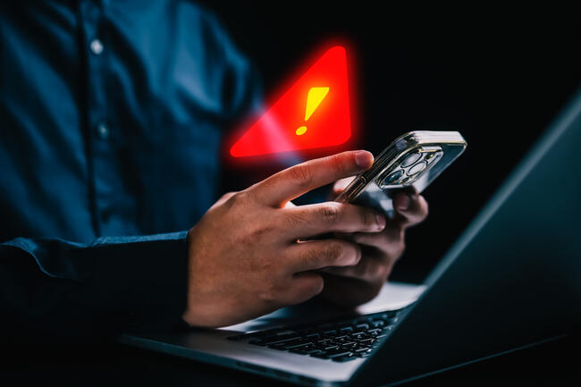 téléphone avec une notification de danger