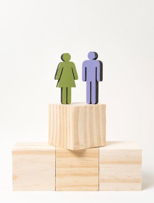 femme et homme sont à la même hauteur