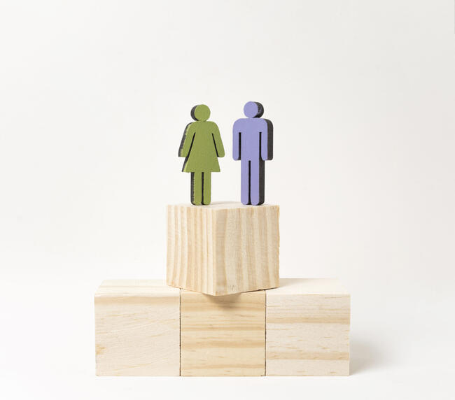 femme et homme sont à la même hauteur
